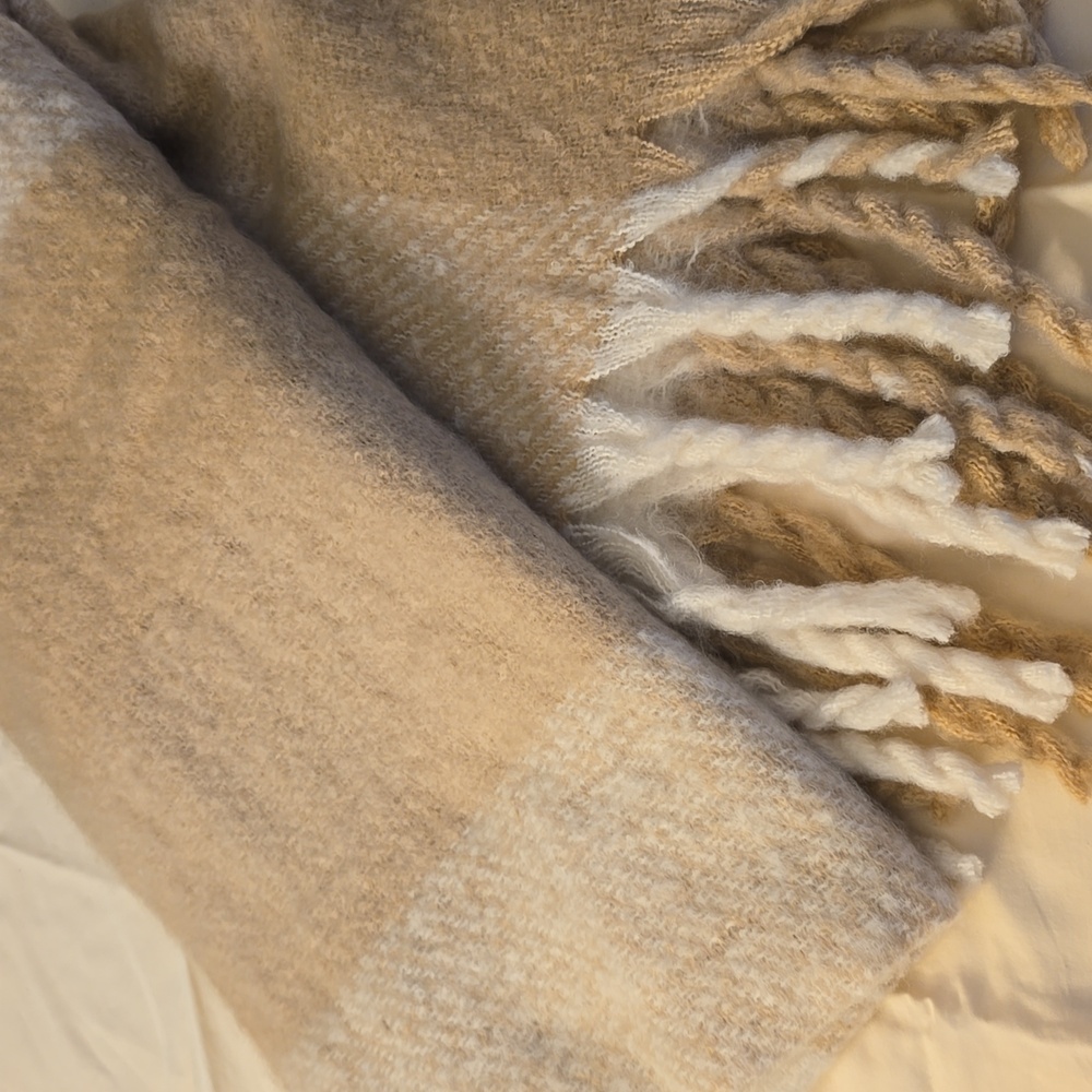Steve Madden Tan & Off White  Scarf/Wrap Super Soft 70 X 20in NWT - Picture 6 of 6